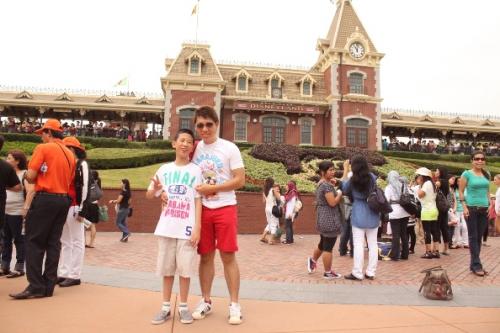 Hung -Hà ở Disneyland HK